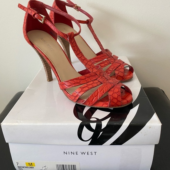 Nine West Snow Bunny Red Leather Sandal - Size 7M - Picture 2 of 6